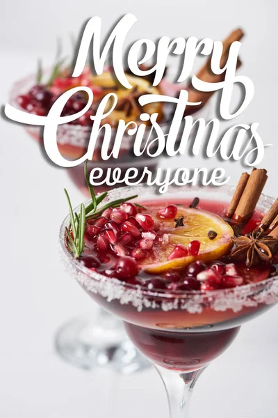 Enfoque selectivo de cóctel de Navidad con naranja, granada, canela con feliz Navidad todos ilustración - foto de stock