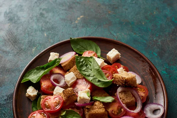 Panzanella mit frischem italienischem Gemüsesalat auf dem Teller auf dem Tisch — Stockfoto