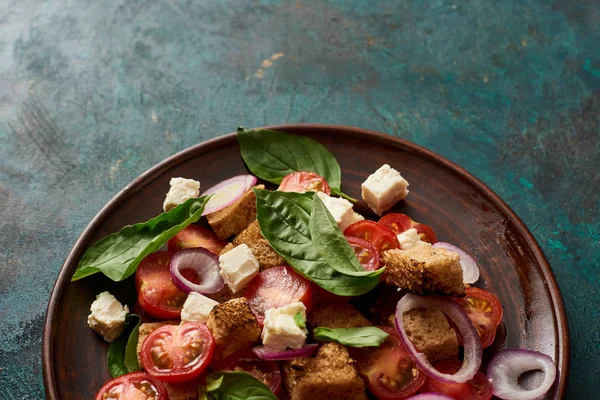 Свежий итальянский овощной салат panzanella подается на тарелке на столе — стоковое фото