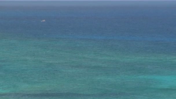 Bred bild av blå grön Karibiska vattnen — Stockvideo