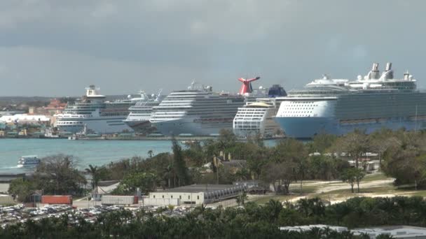 Línea de cruceros atracados vista amplia — Vídeo de stock