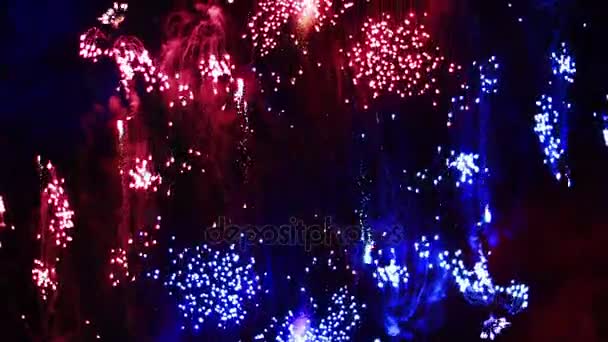 Faíscas de fogo de artifício vermelho e azul — Vídeo de Stock