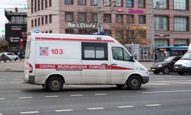 Ekim 2017, Moskova, Rusya Federasyonu. Ambulans trafikte
