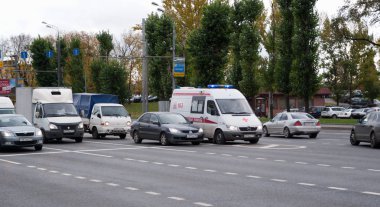 Ekim 2017, Moskova, Rusya Federasyonu. Ambulans trafikte