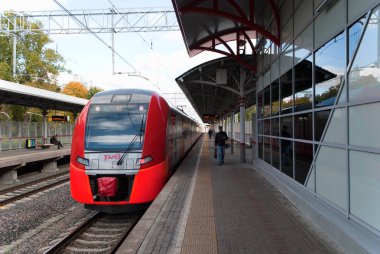 Ekim 2017, Moskova, Rusya Federasyonu. Moskova ring demiryolu Elektrikli tren Lastochka