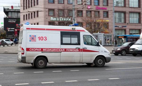 Ekim 2017, Moskova, Rusya Federasyonu. Ambulans trafikte — Stok fotoğraf