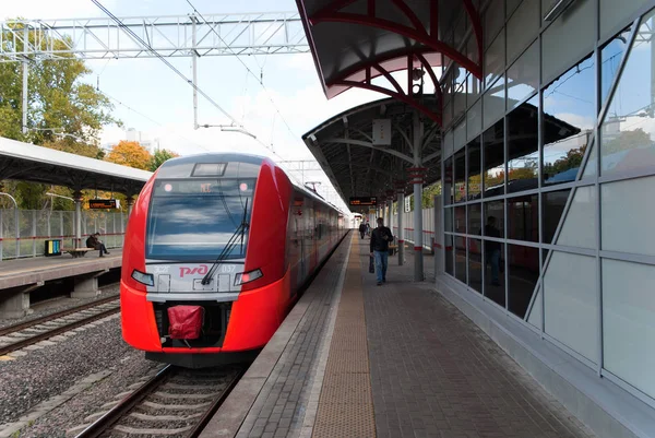 Ekim 2017, Moskova, Rusya Federasyonu. Moskova ring demiryolu Elektrikli tren Lastochka