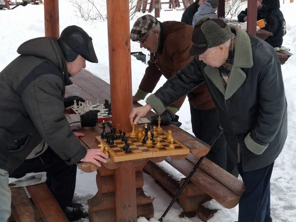 Hiver 2016, Moscou, Russie. Les personnes âgées jouent aux échecs — Photo