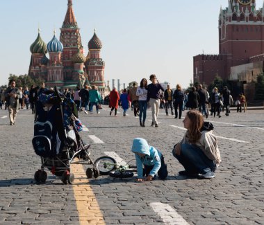 Eylül 2017, Moskova, Rusya Federasyonu. İnsanlar kızıl meydan Kremlin duvarları yakınında dinlenin
