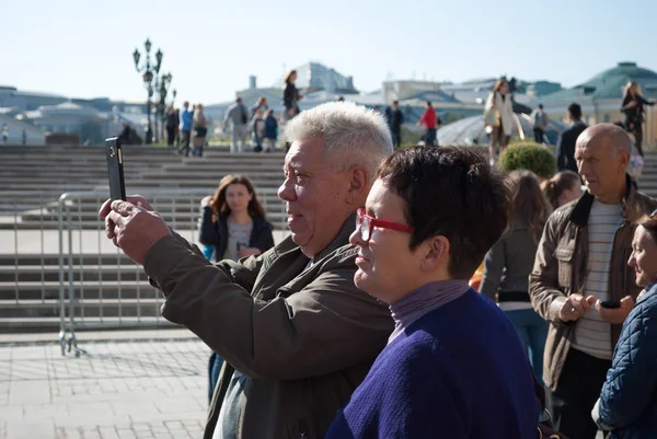 Eylül 2017, Moskova, Rusya Federasyonu. Fotoğraf çekmek bir tur grubundan yaşlı insanlar
