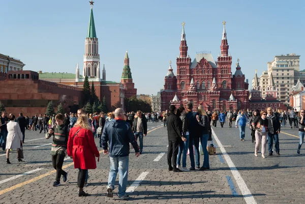Septiembre 2917, Moscú, Rusia. Plaza roja con un resto de personas — Foto de Stock