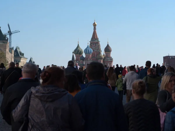 Septiembre 2917, Moscú, Rusia. St. Catedral de Basilio muy por encima de la multitud de personas — Foto de Stock