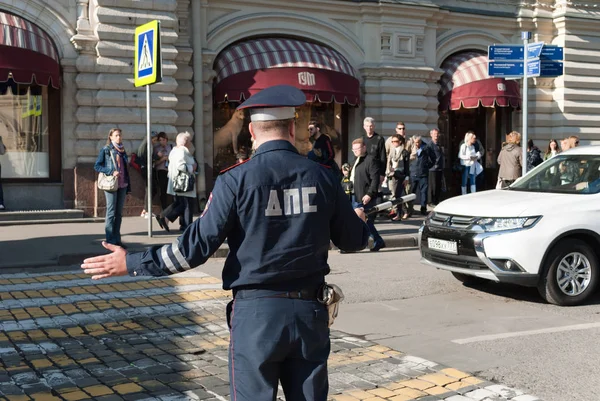 Вересень 2017 року, Москва, Росія. Інспектор дорожнього руху регулює пішохідний перехід поблизу гумки на Червоній площі — стокове фото