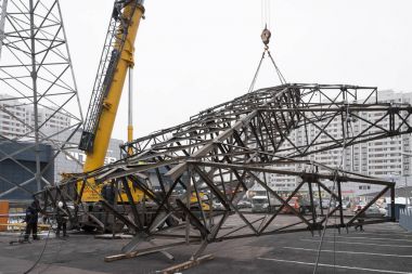 Moskova, Rusya - 21 Aralık 2017. Yüksek gerilim hatları şehir, metro istasyonu Chertanovskaya yakınında kuleleri sökülmesi.