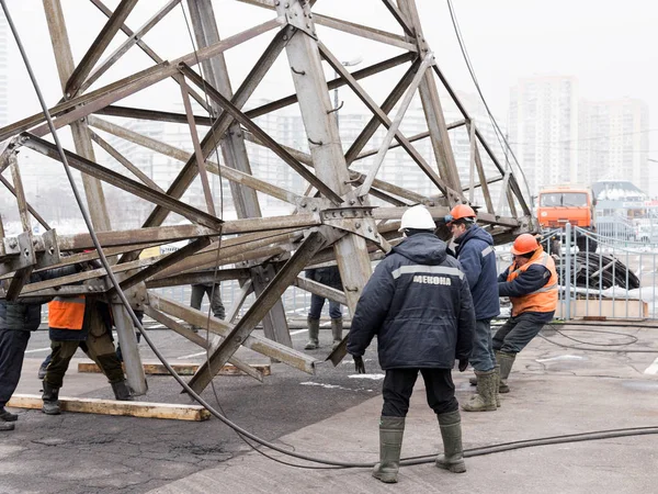モスクワ ロシア連邦 2017 市では Chertanovskaya 地下鉄駅の近くの高圧線の鉄塔の解体 — ストック写真