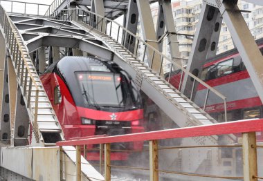 17 Ocak 2018 - Moskova, Rusya Federasyonu. Platform Zil ve Varşova karayolu üzerinde demiryolu Köprüsü