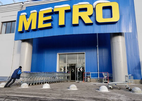 Yükleyici yük arabaları metro hypermarket yakınındaki uzun bir dizi iter. Moskova, Rusya - 02 Mart 2018
