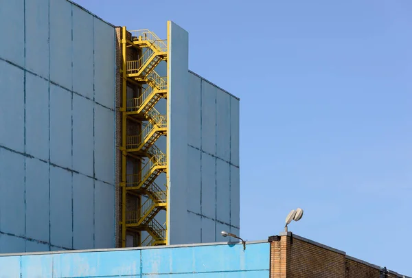 Duvardaki dış yangın merdiveni