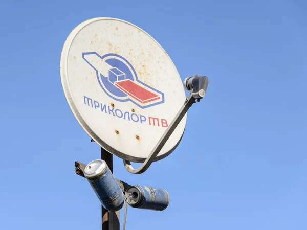 Uydu anteni ile bira kutular, dijital televizyon üç renkli Tv. Moskova, Rusya, Nisan 2018 Rus operatörün reklam