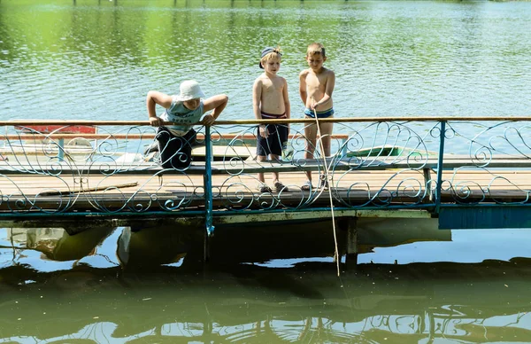 Köprüde Balık tutma Çocuk grubu. Kharkiv, Ukrayna, 2013 olabilir