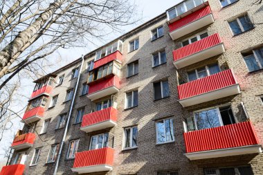 Kırmızı balkon bir konut bina cephesinde. Moskova, Rusya, üzerinde 10 Nisan 2018
