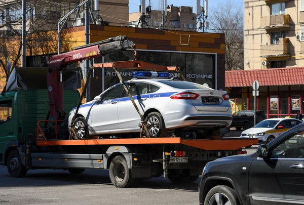 Tutuklu polis arabası çekici tarafından taşınır. Moskova, Rusya, 13 Nisan 2018