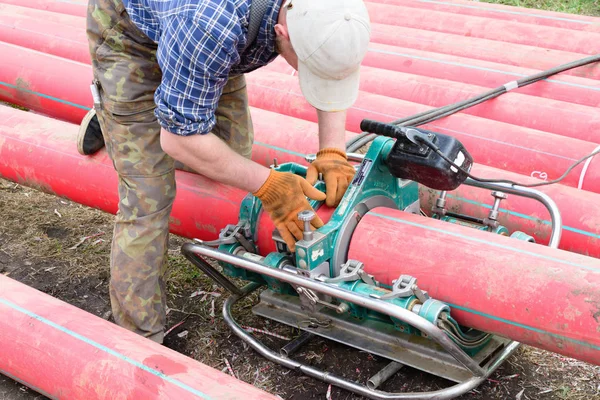 专家安装一台焊接机 用于塑料管道的对接焊接 电缆用聚乙烯管 莫斯科 俄罗斯 2018年4月30日 — 图库照片