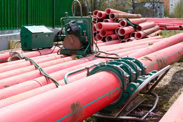 Yerleştirme için şehir elektrik plastik borular ve diğer iletişim. Moskova, Rusya, 30 Nisan 2018