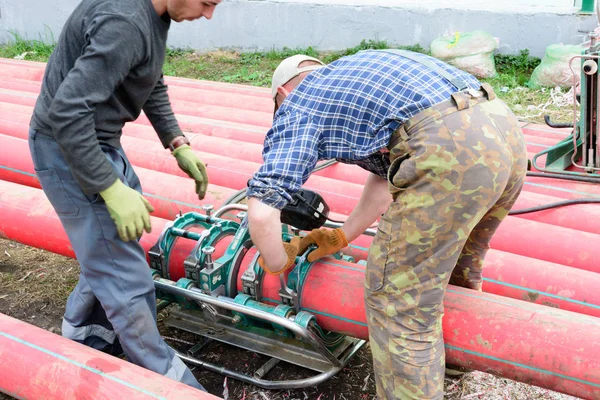 Uzman bir kaynak makinası popo için yükler plastik boru kaynak. Elektrik kablolar için polietilen borular. Moskova, Rusya, 30 Nisan 2018