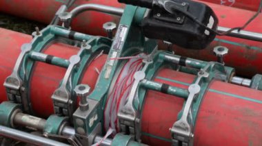 Yerleştirme için şehir elektrik plastik borular ve diğer iletişim. Moskova, Rusya, 30 Nisan 2018