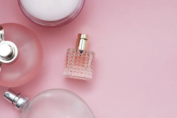 Parfümflaschen rosa Hintergrund. Parfümerie, Kosmetik, Duftkollektion. Wohnung lag mit Kopierraum. Frauen und Muttertag. — Stockfoto