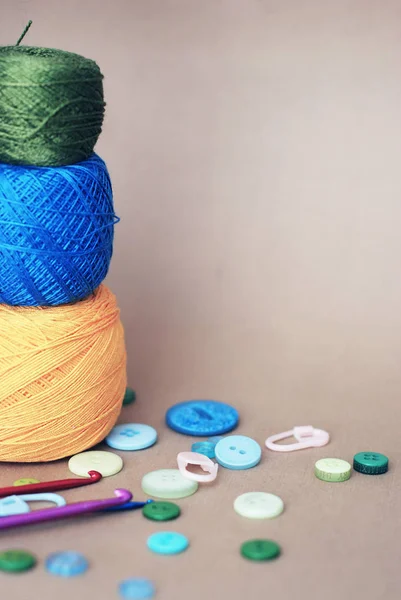 Composição de coisas e ferramentas de crochê, e bobinas de fios de cor diferente com inventário para tricô e artesanal Hobby. Imagem vertical. estilo vintage — Fotografia de Stock