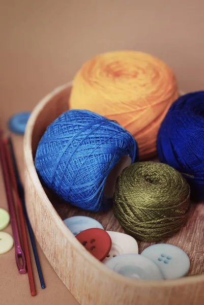 Carretéis de fio coloridos e agulhas de tricô na caixa redonda de madeira. Armazenando suprimentos. Tudo para Crochet. Conceito feito à mão e Hobby . — Fotografia de Stock