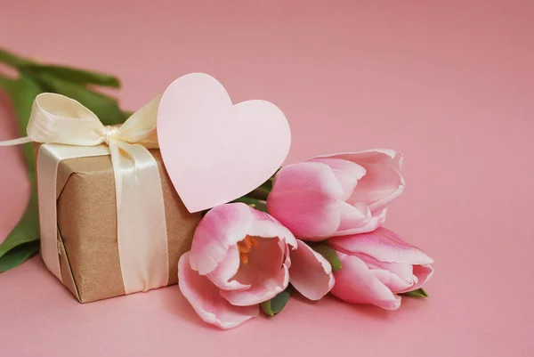 Csokor rózsaszín tulipán virág, anyák napja, Valentin-nap vagy nőnap szívvel rózsaszín háttér. Másolja a hely. — Stock Fotó