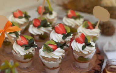 Kupası çöl krem ve çilek ve nane ile. Parti çikolata.