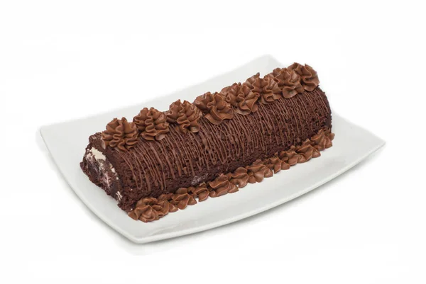 Lekkere chocoladetaart geïsoleerd op wit. Huisgemaakte taart in witte lange plaat. Dessert. — Stockfoto