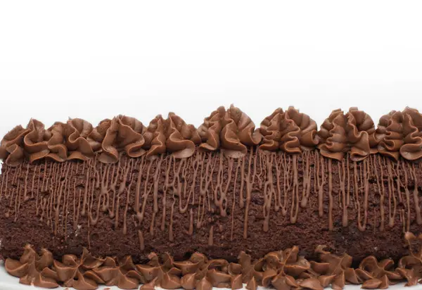 Солодкий і смачний шоколадний торт з вершками ізольовані на білому з копія простір. — стокове фото