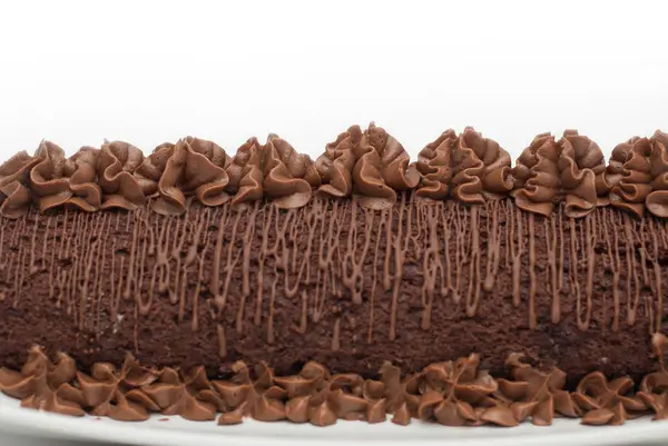 Шоколадний торт домашнє близькі до ізольовані на білому тлі — стокове фото