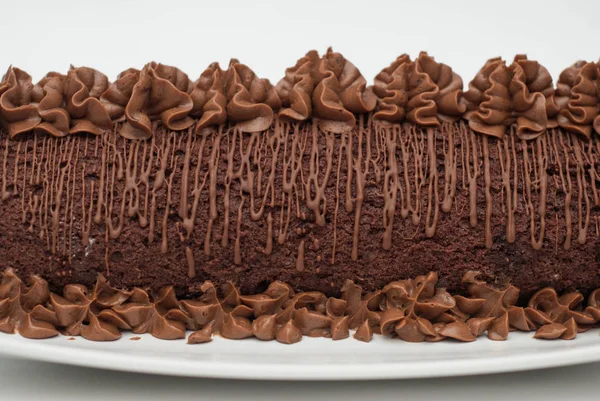 Chocolade Cake rauwe, zijkant uitzicht. Geïsoleerd met chocolade crème bovenkant. zoete woestijn op witte achtergrond. — Stockfoto