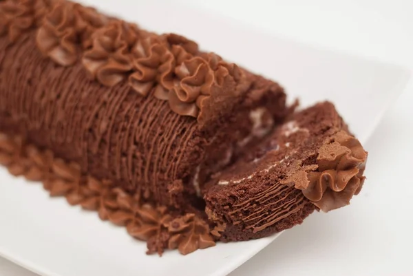 Bolo caseiro de chocolate fatiado isolado na sobremesa branca — Fotografia de Stock