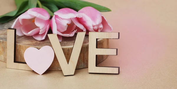 Rózsaszín tulipán fa levelek szeretettel. Valentin háttér. Nőnap alkalmából. Mother's Day. Banner háttér. — Stock Fotó