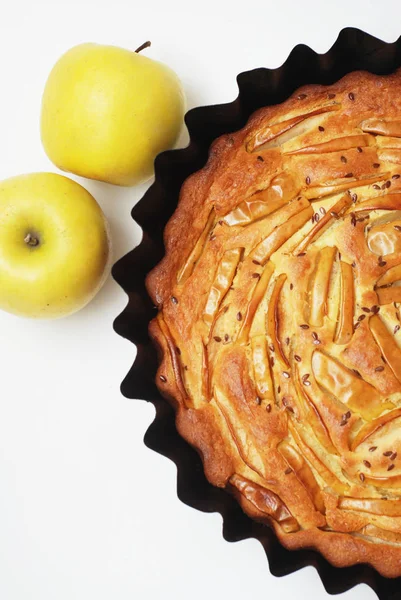 Popular American Apple Pie with apples. Isolated on White. Homemade Classical Friut Tart. Copy Space — Stock Photo, Image