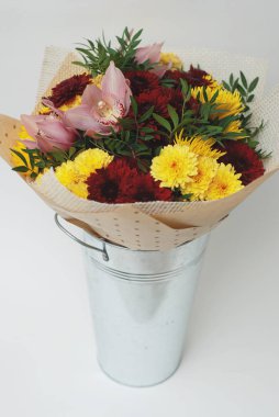 Sonbahar buket. Kırmızı ve sarı Crisanthemum. Güzel sonbahar dekorasyon. Dikey görüntü.