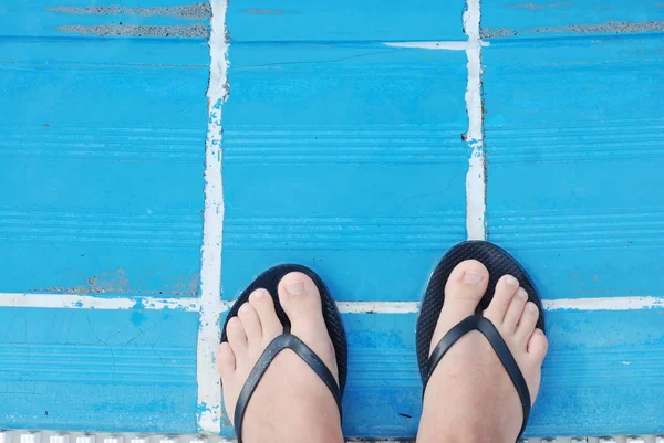 수영장의 가장자리에 서 있는 여자의 피트. 여름 휴가입니다. 할러데이 개념. — 스톡 사진