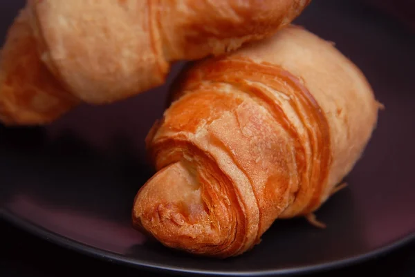 Close Up Croissant on Plate Ceramic Plate on Black Background. Breakfast Close up Sweeet Food. — Stock Photo, Image