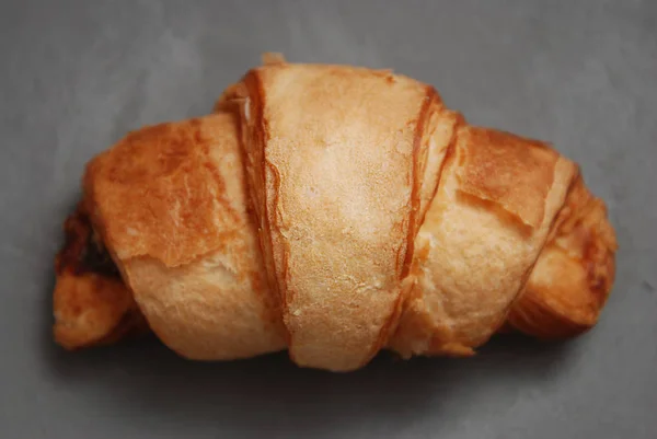 Croissant Homebaked Isolé sur un fond gris Gros plan. Concept alimentaire petit déjeuner . — Photo