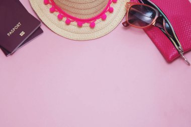 Yaz aksesuarları, Straw hat ile pembe kurdele, Mayo, güneş gözlüğü, pasaport, pembe bir arka plan üzerinde. Seyahat. Holliday.