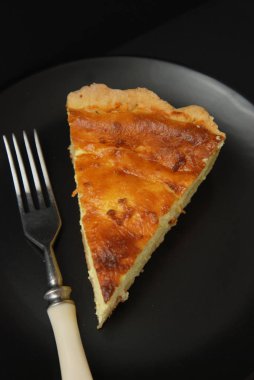 Ev yapımı lezzetli tatlı süzme peynir, vanilya pasta siyah barut, dilimleri dışarı kesim ile görüntülemek yukarıdan.