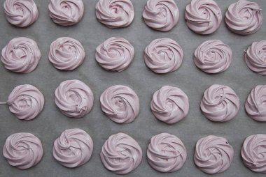 Hatmi, beze, pişirme kağıdı kurutma için hazır üzerinde Zephyr. Pembe tatlı çilek ile.