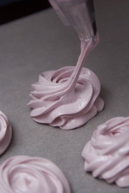 Zephyr veya Marshmallow veya beze yemek ev. Pembe çilek tatlı. Krem fırın kağıt üzerinde itmek.
